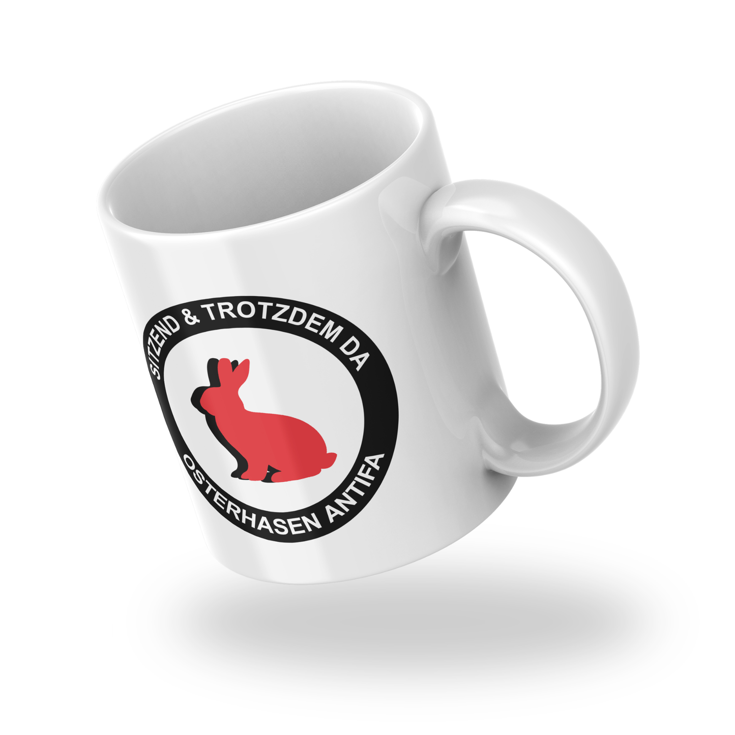 „Sitzend & trotzdem da – Osterhasen Antifa“ – Keramiktasse (325 ml)