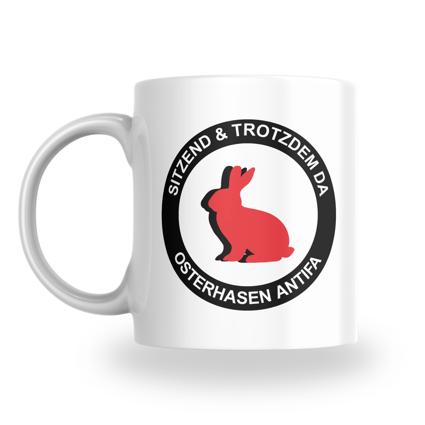 „Sitzend & trotzdem da – Osterhasen Antifa“ – Keramiktasse (325 ml)